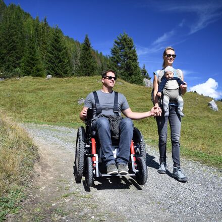 Rollstuhl-mit-Familie.jpg | © Alterszentrum Arosa 