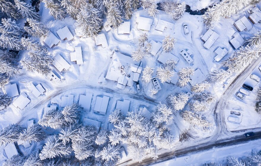 Der Campingplatz Gravas in Lenzerheide im Winter aus der Vogelperspektive | © Sundroina Pictures