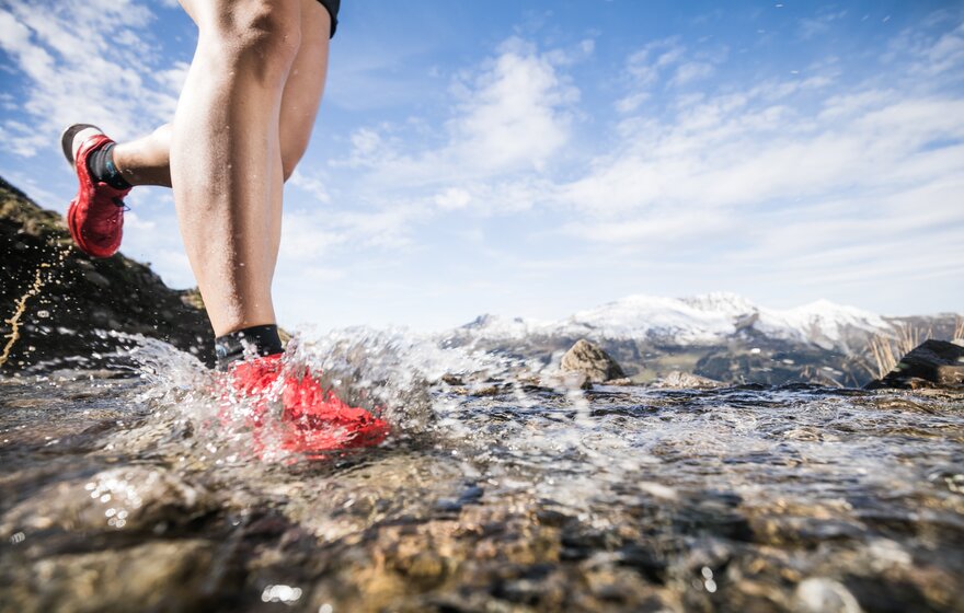 Trail Running durchs Wasser | © Ferienregion Lenzerheide